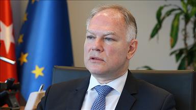 'AB dersini almış vaziyette'