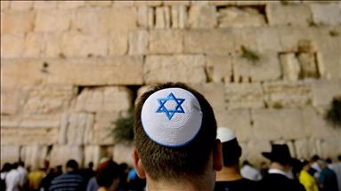 Israeli Ultra-Orthodox push for Western Wall prayer ban