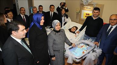 Bakan Kaya'dan İstanbul'da yeni yılın ilk bebeğine ziyaret 