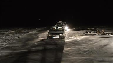 Ağrı'da tipide mahsur kalan 15 yolcu kurtarıldı