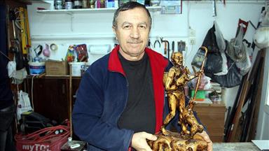 Kente mal olmuş kişilerin heykelini yapıyor