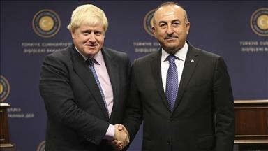 جاويش أوغلو يبحث مع نظيره البريطاني التطورات السياسية بالمنطقة