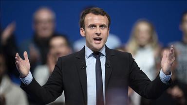 إيمانويل ماكرون.. "مرشّح مقنّع" لليمين أم "وريث خفي" لأولاند؟