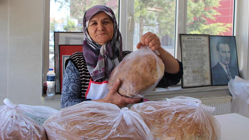 70'lik nine 'ekmek teknesi' ile örnek oluyor