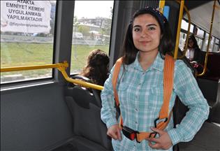 Безбедносни појаси за патниците кои стојат во јавниот превоз 