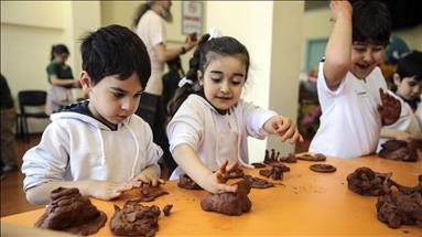  أطفال أتراك يجسدون أحلامهم بالطين 