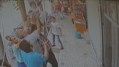 Balkondan düşen çocuğu havada yakaladılar 