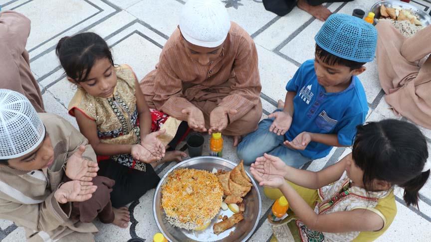 Pakistan'da iftar sofralarını samosa ve pakora süslüyor
