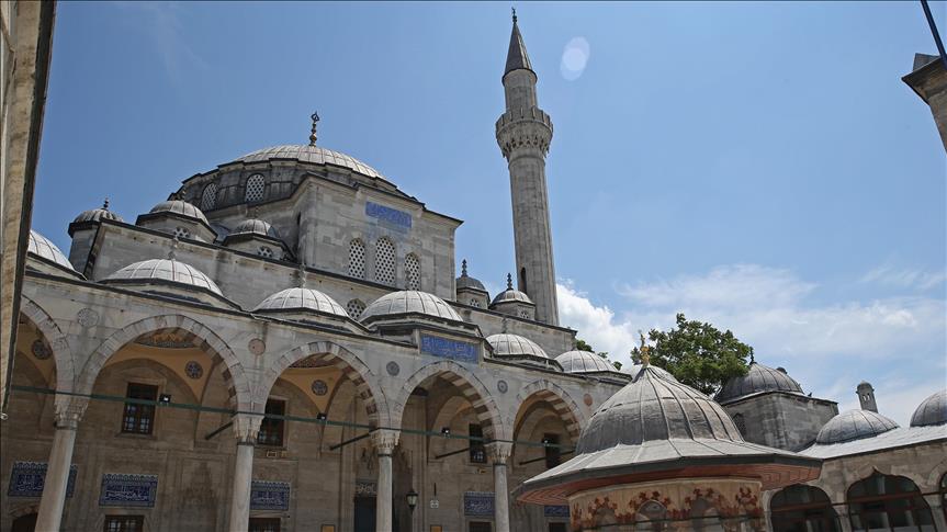 Одна из мечетей Стамбула притягивает паломников со всего мира