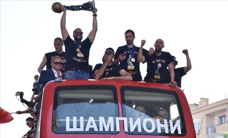 Ракометарите на Вардар спектакуларно пречекани на скопскиот плоштад