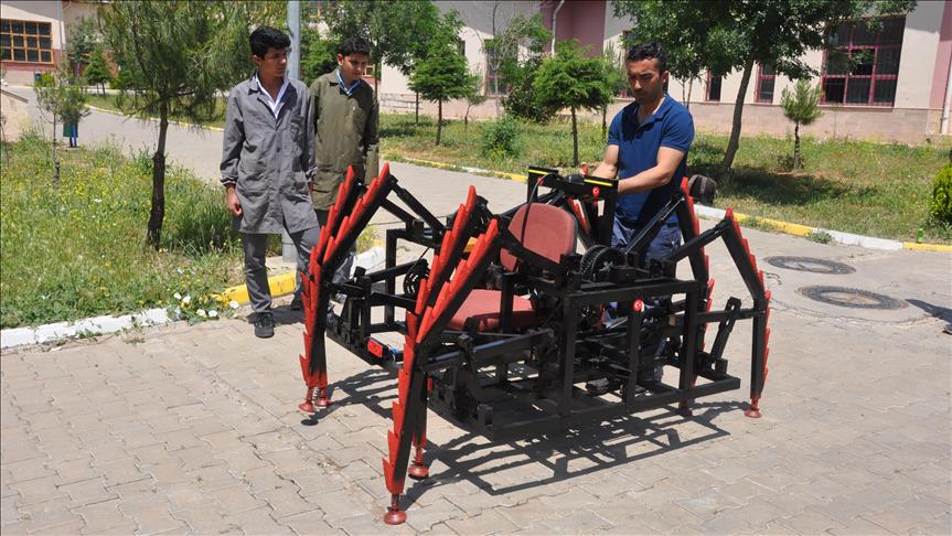 طلاب ثانوية تركية يطورون روبوتا للكشف عن الألغام