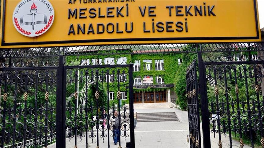 مدرسة تركية يحتضن نبات اللبلاب جميع جدرانها 