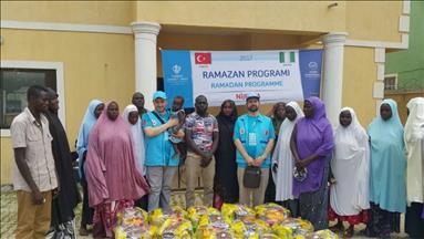 Nigerian families get Ramadan supplies from Turkey