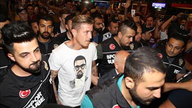 Trabzonspor taraftarlarından Kucka'ya coşkulu karşılama