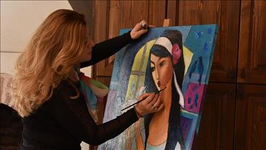 14 milletten kadınların portrelerini yaptı 