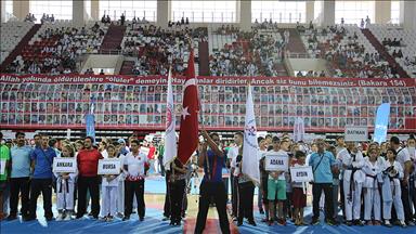 Şampiyonlar 15 Temmuz şehitlerinin aileleriyle buluştu