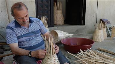 'Kardaş'lar sepet örerek geçimlerini sağlıyor