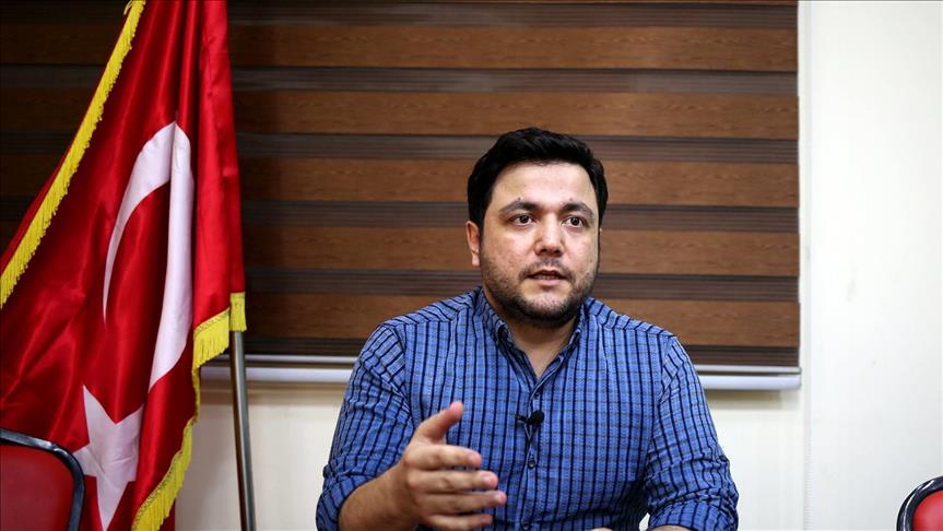 "فاروق آسن" شاب تركي يعلّم الغزيين أبجديات اللغة التركية 