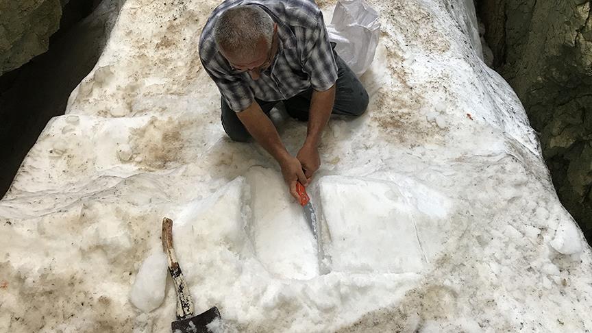 Antalya'nın 'kar obrukları'na zorlu yolculuk