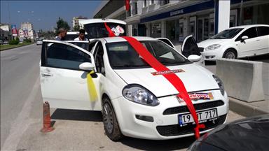 Çaldıkları kasayı "gelin arabasında" taşıdılar