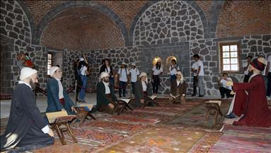 گێڕانەوەی ژیاننامەی ئەحمەدی خانی لە رێگەی پەیکەری سیلیکۆن 