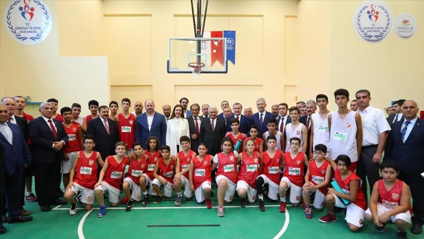 يلدريم يضع حجر الأساس لثلاثة ملاعب كروية في إزمير