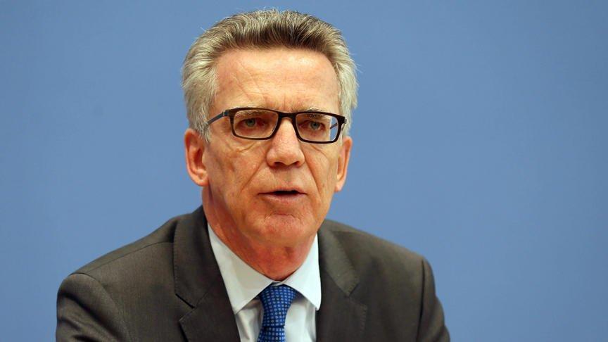 وزير الداخلية الألماني يطالب بتقليص امتيازات اللاجئين