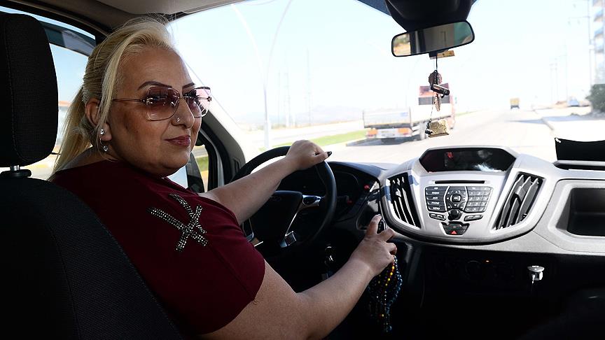 Kadın şoför ekmeğini yollarda kazanıyor