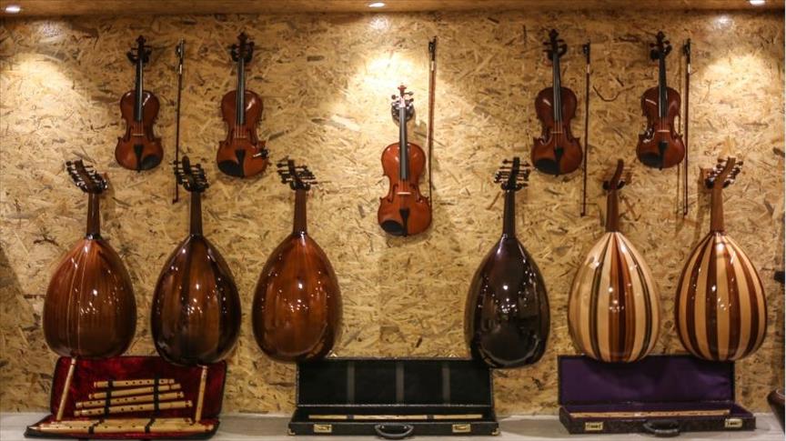 غزة.. "راجي الجرو" يعشق الموسيقى ويبيع آلاتها ويشكو الحصار (تقرير)