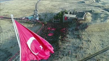 Erzurum'da 'ecdada saygı' yürüyüşü