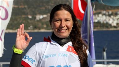 Milli dalgıç Derya Can rekora doymuyor 