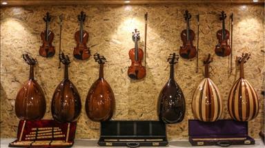 غزة.. "راجي الجرو" يعشق الموسيقى ويبيع آلاتها ويشكو الحصار