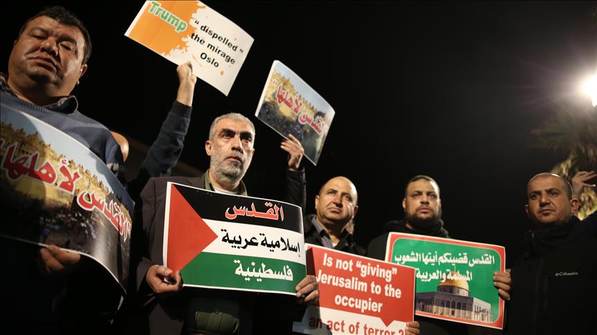 مئات الفلسطينيين يتظاهرون أمام القنصلية الأمريكية في تل أبيب ضد قرار ترامب‎