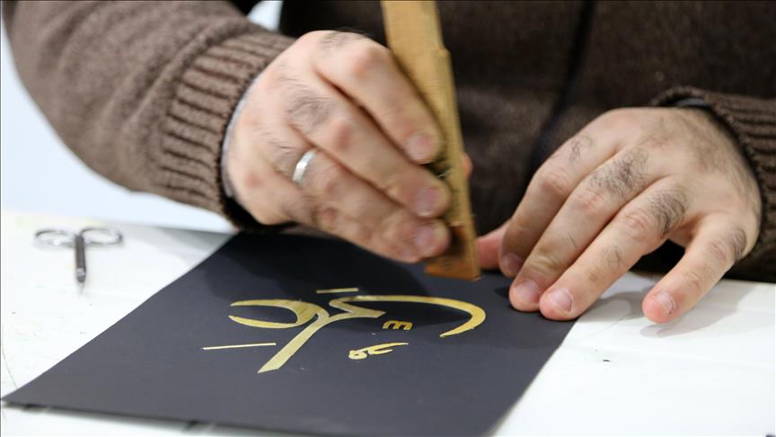 أعواد القمح تتحول بين أنامل إمام تركي إلى لوحات فنية 