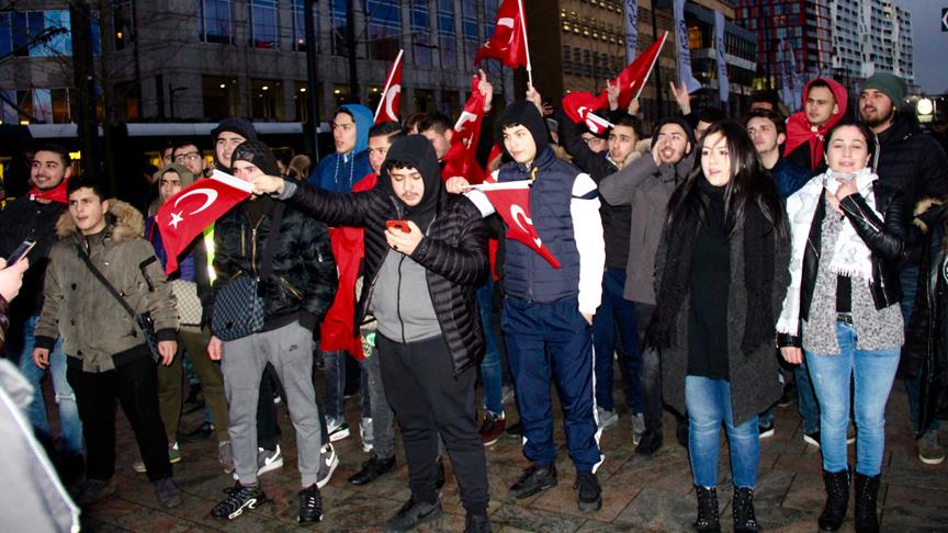 Hollanda'da Türkler terör örgütü PKK'yı protesto etti 