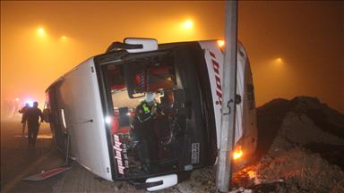Konya'da yolcu otobüsü refüje devrildi: 11 yaralı 