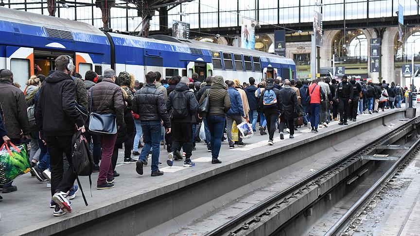 Fransa'da grev ikinci gününde üniversitelere sıçradı