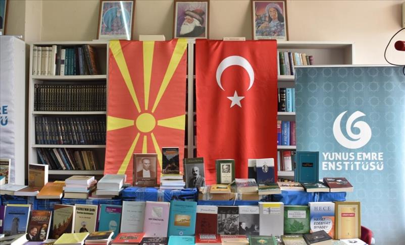 Институтот „Јунус Емре" донираше книги на Катедрата за турски јазик во Скопје