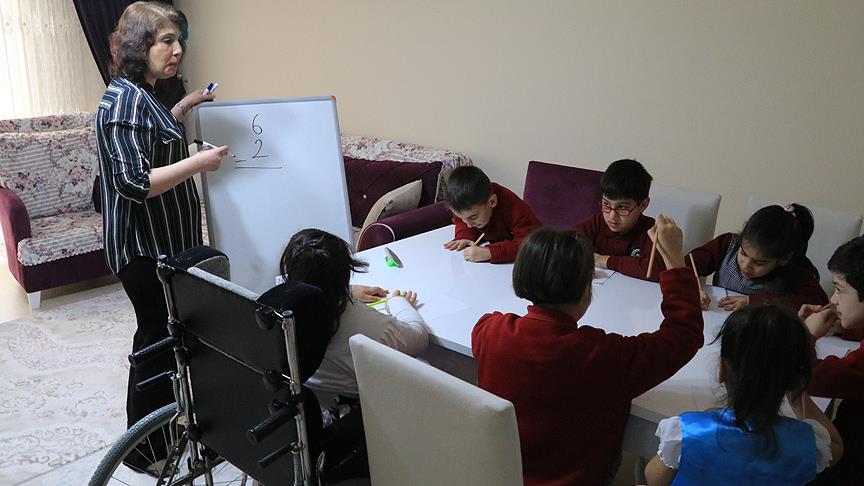 Ev ortamında arkadaşlarıyla ders görüyorlar