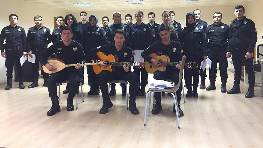 Polislerin sanatsal faaliyetleri takdir topluyor