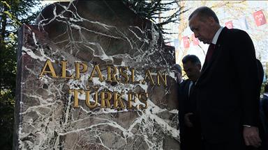Erdoğan, Alparslan Türkeş'in kabrini ziyaret etti
