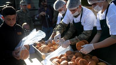 ترکیه روزانه 4 هزار قرص نان در عفرین توزیع می کند