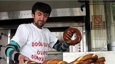 بائع سميت تركي يتعاطف مع أهالي الغوطة الشرقية بطريقته