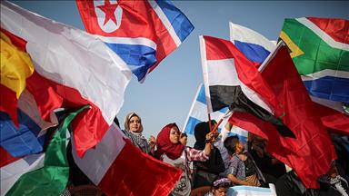 Filistinlilerden Gazze sınırında renkli eylem