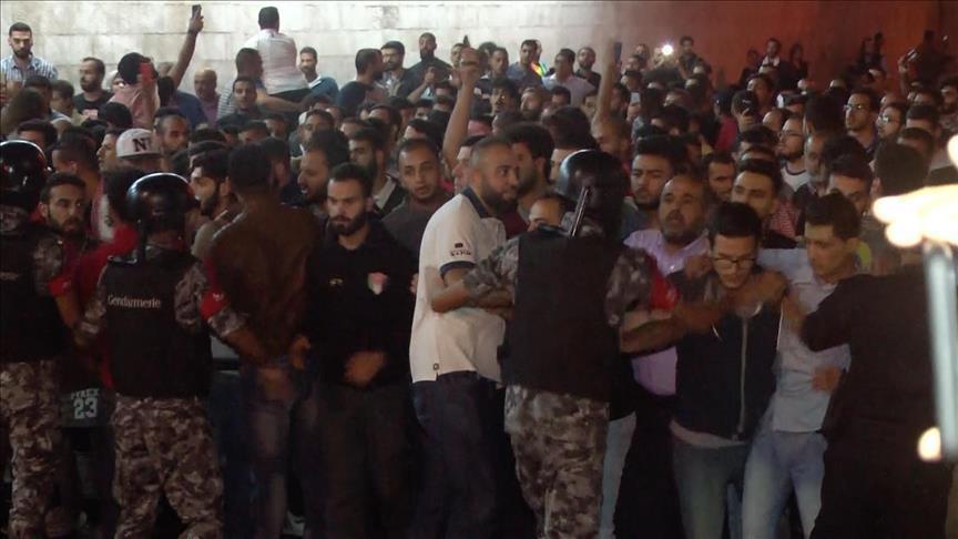 طعن رجل درك أردني خلال وقفة احتجاجية قرب مقر الحكومة بعمّان