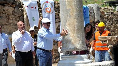 Perge Antik Kenti'nde sütunlar ayağa kalkıyor 
