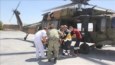 Üzerine sıcak su dökülen bebek askeri helikopterle kurtarıldı