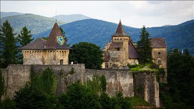 له‌سه‌ر خواستی هاوسه‌ره‌كه‌ی قه‌ڵایه‌كی عوسمانی كرده‌ كۆشكێكی رۆمانسیی