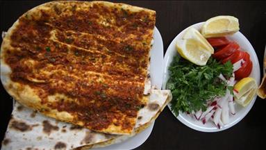 "لحم بعجين" أورفة التركية.. لوحة فنية شهية!