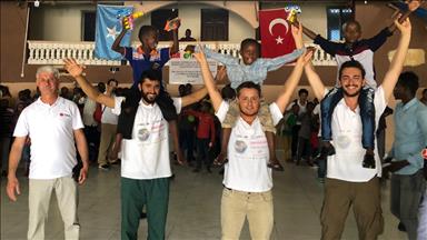 TİKA'nın gönüllü öğrencileri Somalili yetimleri sevindirdi 